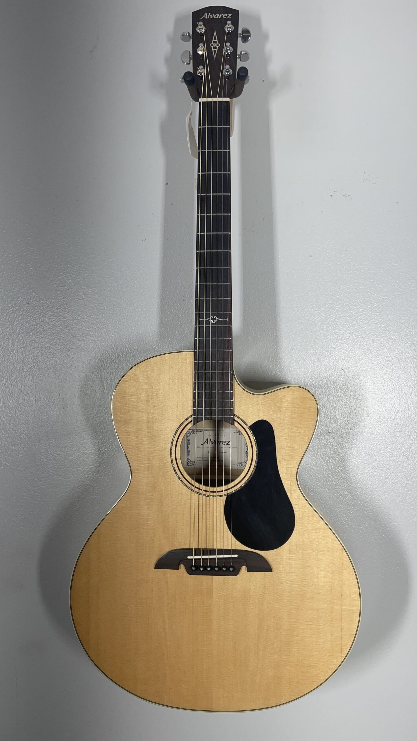 Alvarez AJ-80CE, almost new, blonde jumbo, with pro setup and bag.