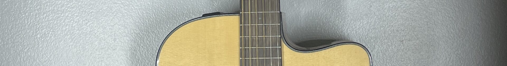Yamaha FSX800C, almost new, with pickup solid top folk size guitar. Pro setup.