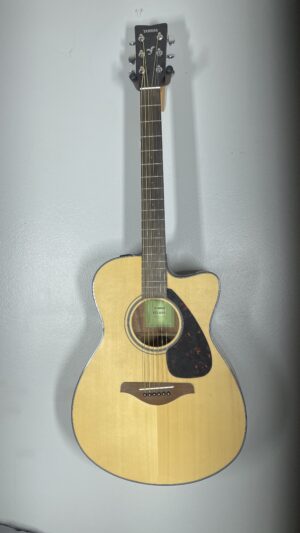 Yamaha FSX800C, almost new, with pickup solid top folk size guitar. Pro setup.